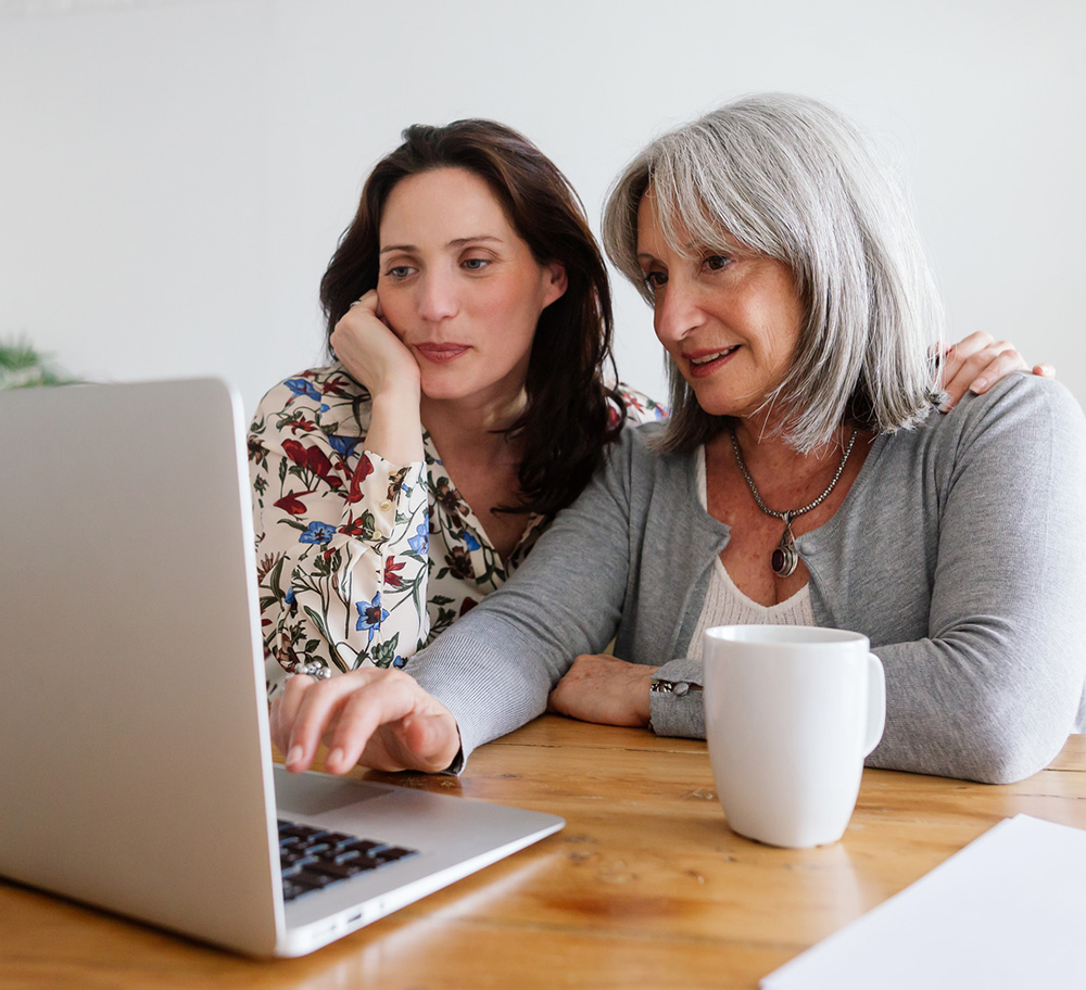 mother daughter laptop